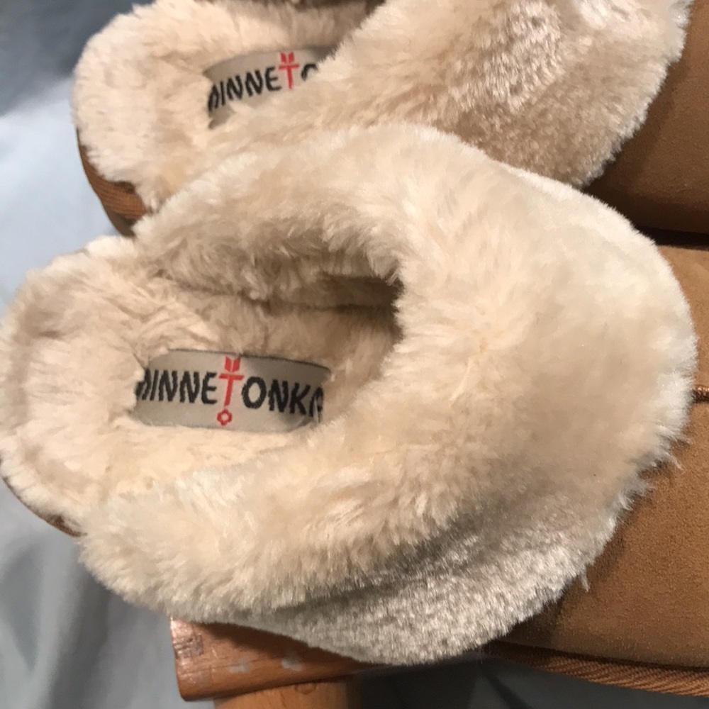 Minnetonka womens  8/M leather upper slippers final markdown no offers - Picture 4 of 12
